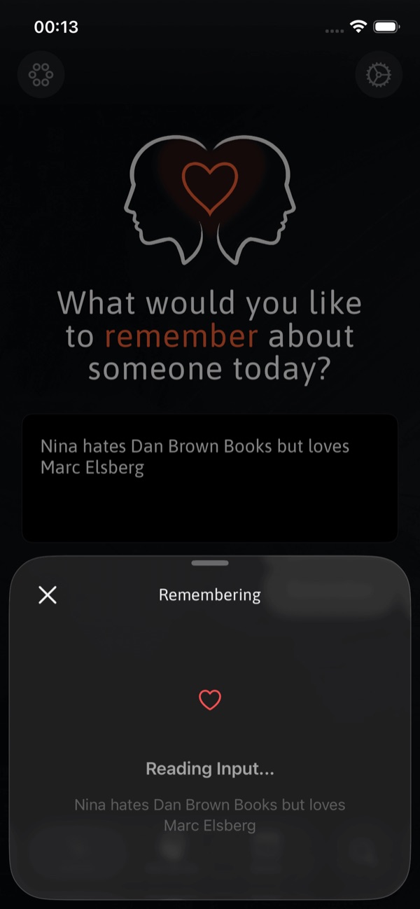 Der Remember-Bildschirm der App mit der Frage, an wen man sich heute erinnern möchte; im Eingabefeld steht ein ganzer Satz über Ninas Buchvorlieben, darunter verarbeitet die App die Eingabe